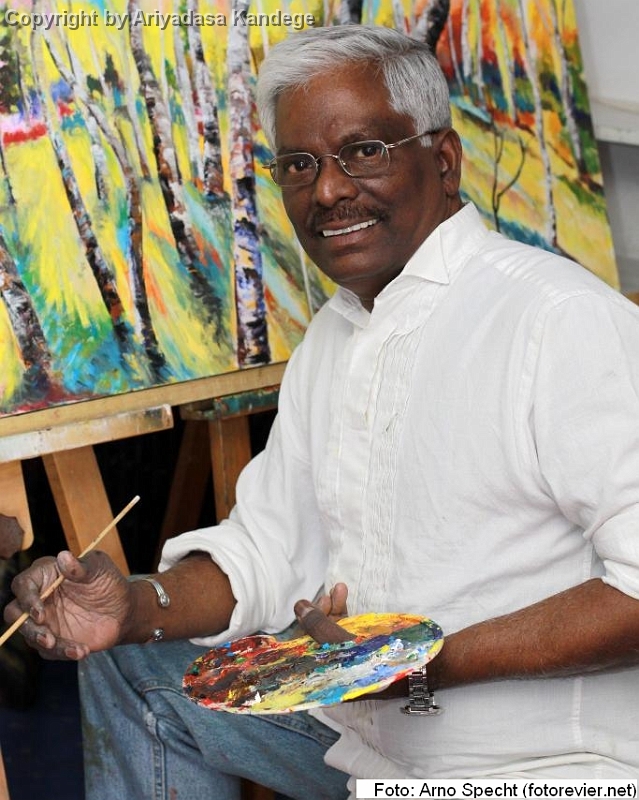 ari_maler.jpg - Der Künstler in seinem Atelier